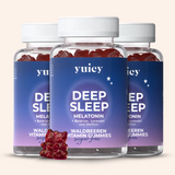 3 yuicy® Dosen Deep Sleep mit Melatonin, Baldrian, Lavendel und Melisse in einem blau-lila-farbigen Ton und Vitaminen in Gummibärchen-Form. Als Nahrungsergänzung für besseren Schlaf. 