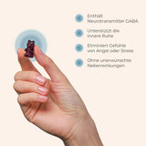 Eine Hand hält ein dunkelrotes yuicy®-Gummibärchen zwischen Daumen und Zeigefinger. Daneben stehen vier Vorteile:

Enthält den Neurotransmitter GABA.

Unterstützt die innere Ruhe.

Verringert Gefühle von Angst oder Stress.

Ohne unerwünschte Nebenwirkungen.